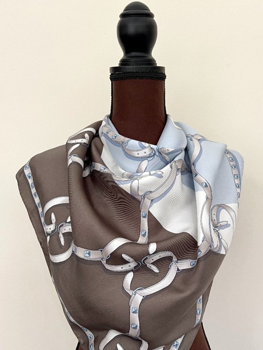 Display #1 NWT Gucci Color-Block Logo Silk Scarf